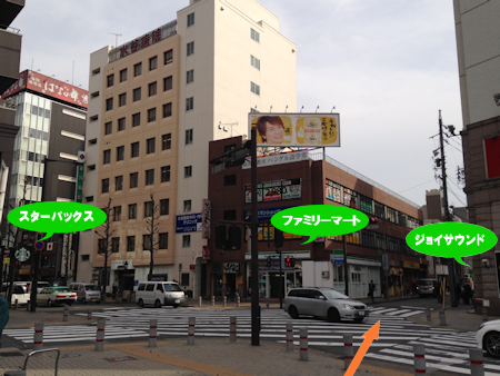 金山駅南の交差点を